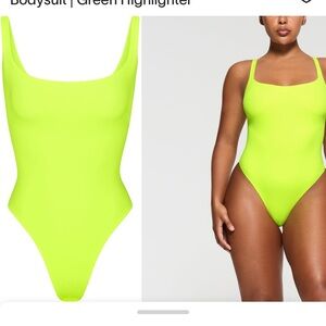 SKIMS FITS EVERYBODY SQUARE NECK BODYSUIT | GREEN HIGHLIGHTER S
